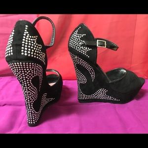 Platform black nailed shoes